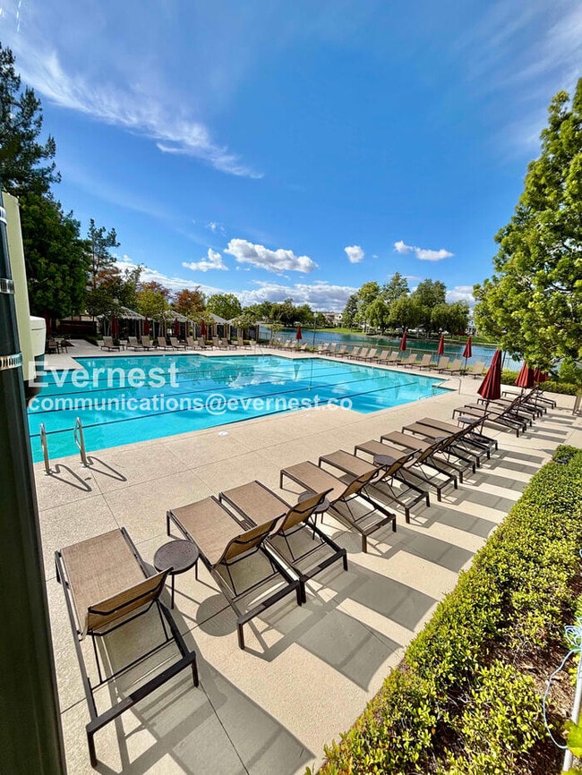 Building Photo - 5 Bed/3.5 Bath Home with Garage / Vouchers Accepted / Available Now!