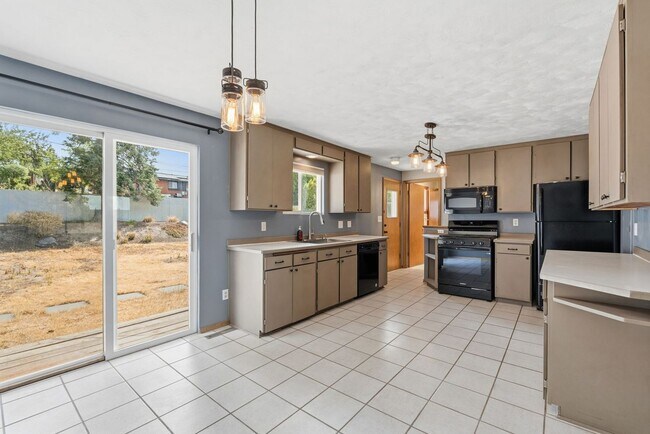 Building Photo - 6520 N Sutherlin St