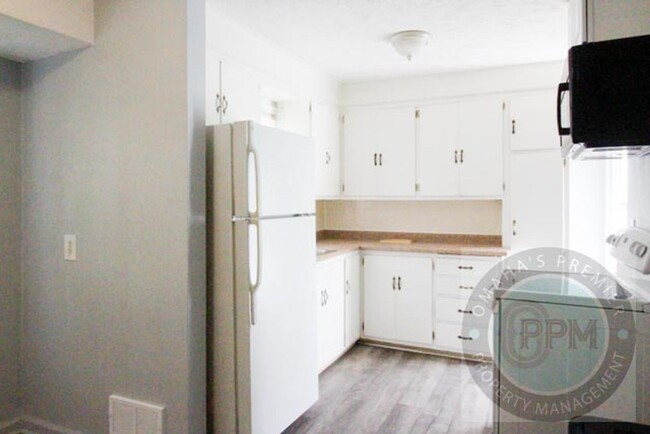 Building Photo - Family Home - 2 Bedroom 1 Bath - Near Gall...
