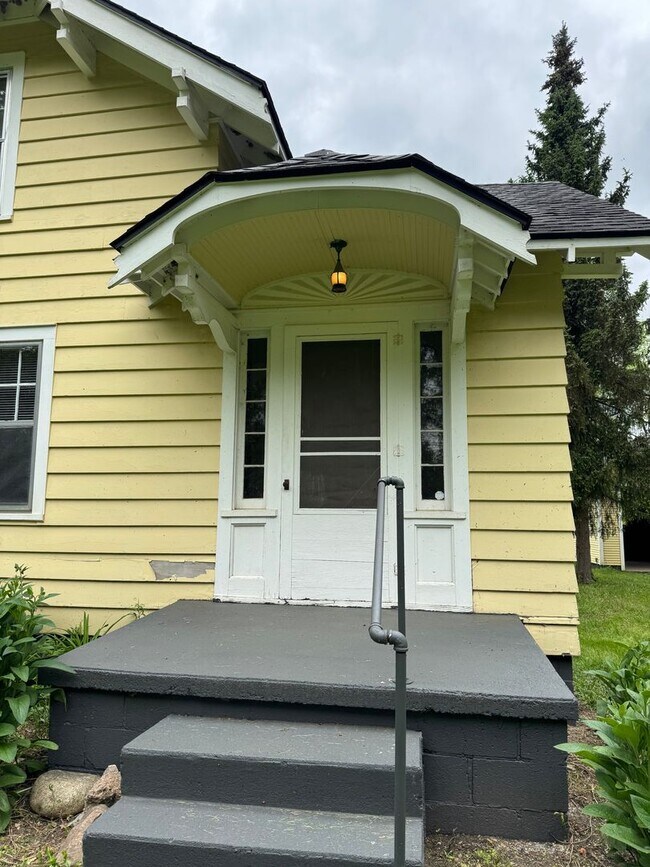 Building Photo - Charming 4-Bedroom Home in Private Setting