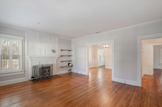 Building Photo - 5 Blocks from Armature Works!  Gorgeous 2 ...