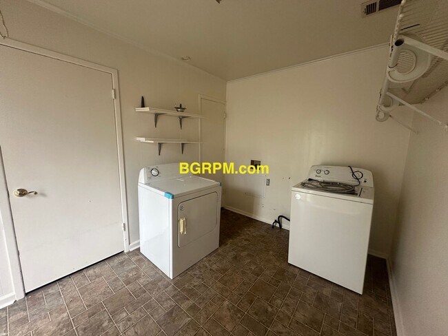 Building Photo - 3 BD, 1.5 BA, home in Jacksonville