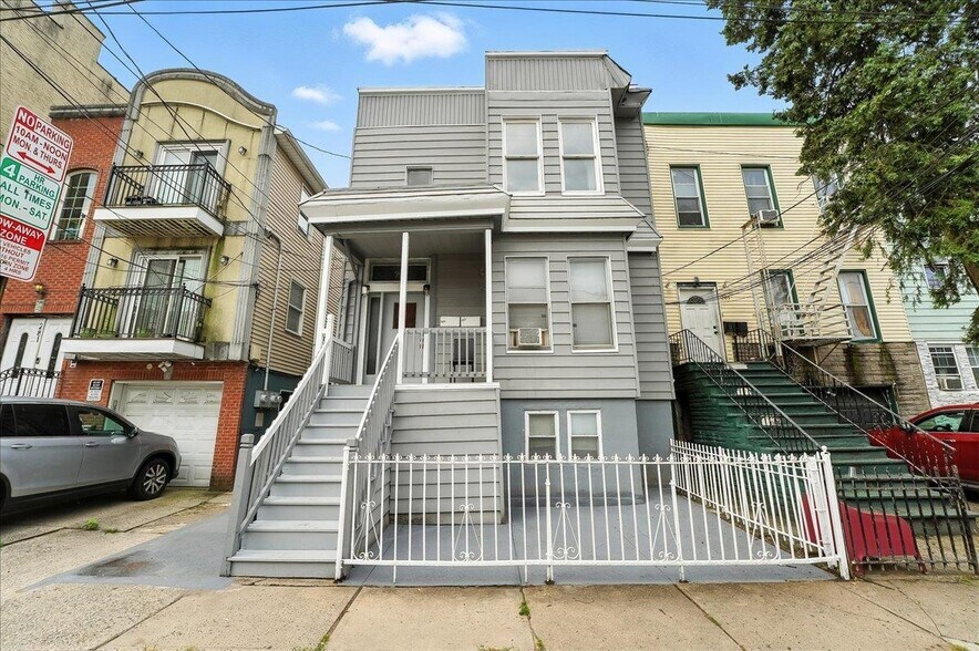 Building Photo - 283 Griffith St