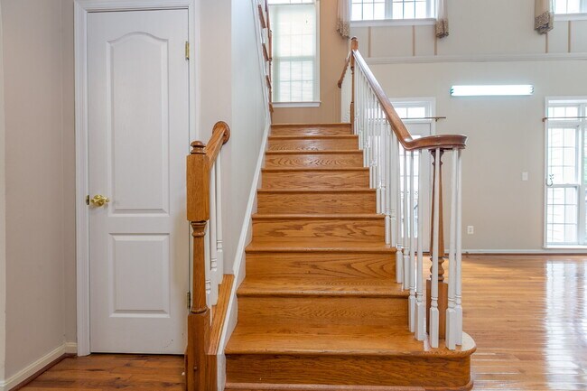 Building Photo - Spacious, Light-Filled Home in the Desirable Broadlands