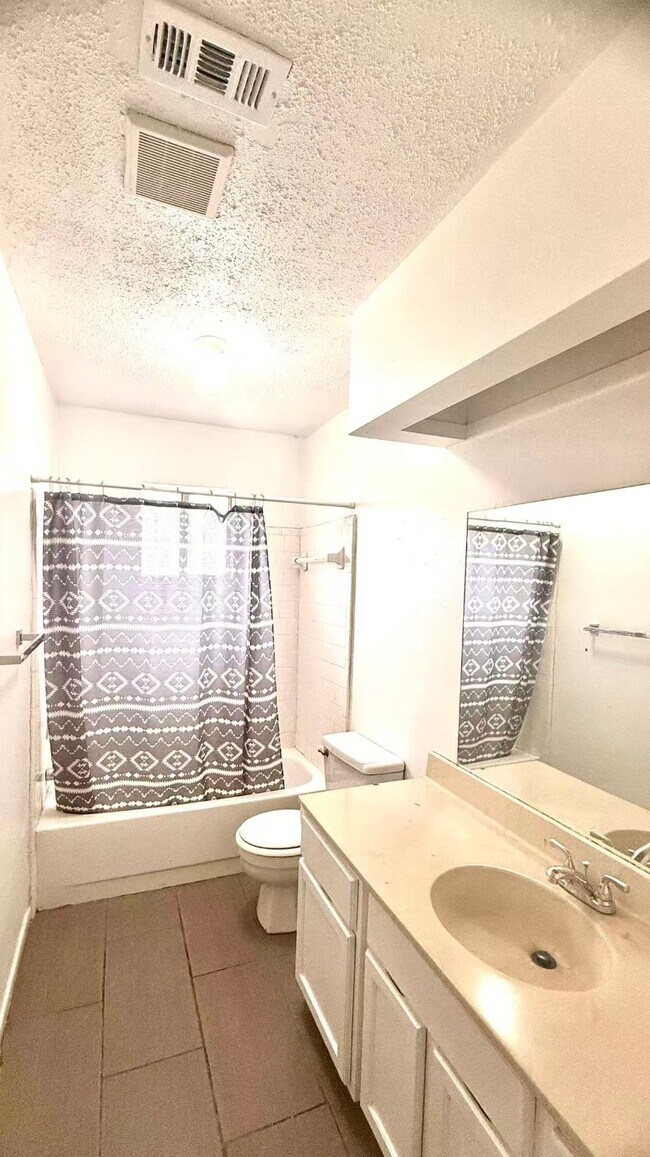 Building Photo - 16354 Villaret Dr