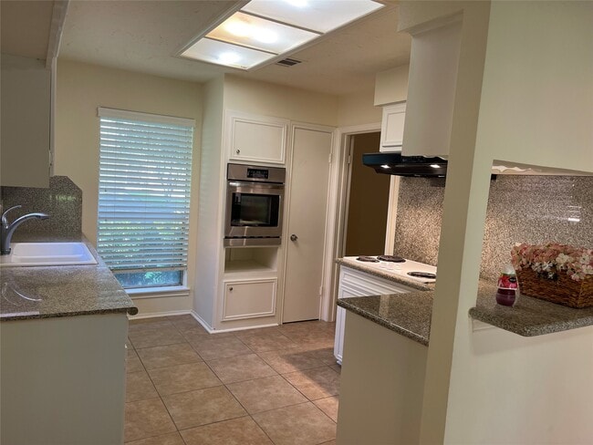 Building Photo - 3115 Jenny Dr