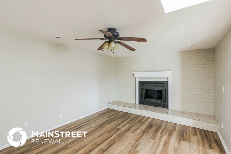 Building Photo - 7956 E Victoria Dr