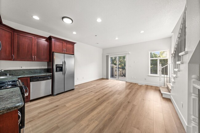 Building Photo - Charming 2bd, 2bth with loft - Hayward's C...