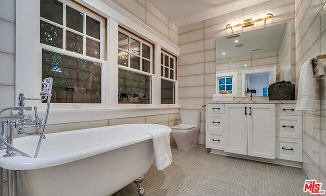 Building Photo - 1524 N Sierra Bonita Ave