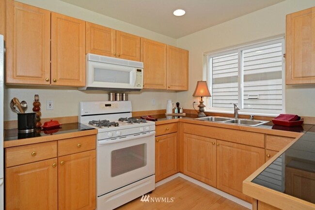 Building Photo - North Greenlake 3-bed 1.75-bath Town House