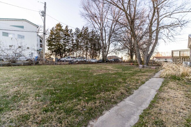 Building Photo - 3605 S Rock Quarry Rd