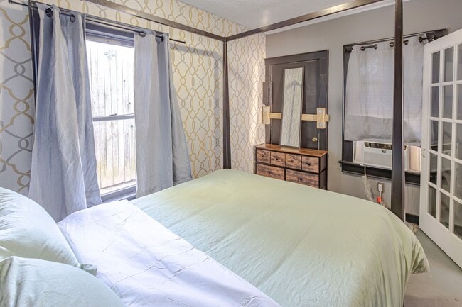 Building Photo - Fully Furnished Apartment in Historic Tracy Park