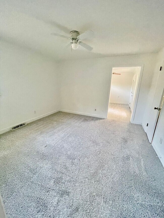 Building Photo - Welcome to the Classic 3 bedroom 1 1/2 bat...