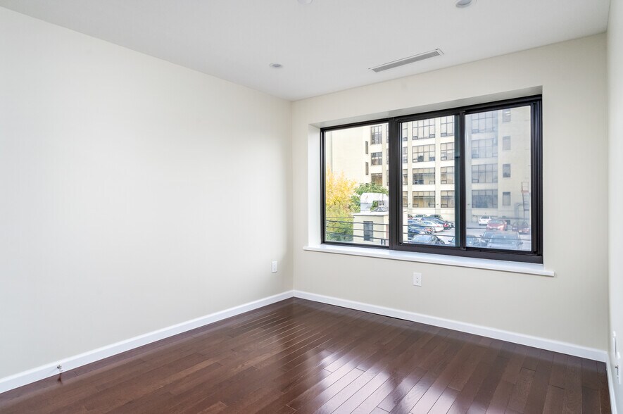 Building Photo - 31-19 37th Ave