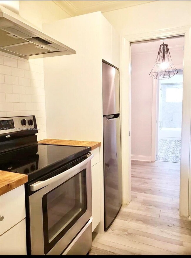 Building Photo - "Clean 1-Bed Sanctuary with Hardwood Floor...