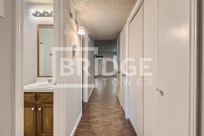 Building Photo - 806 Prairie Creek Dr
