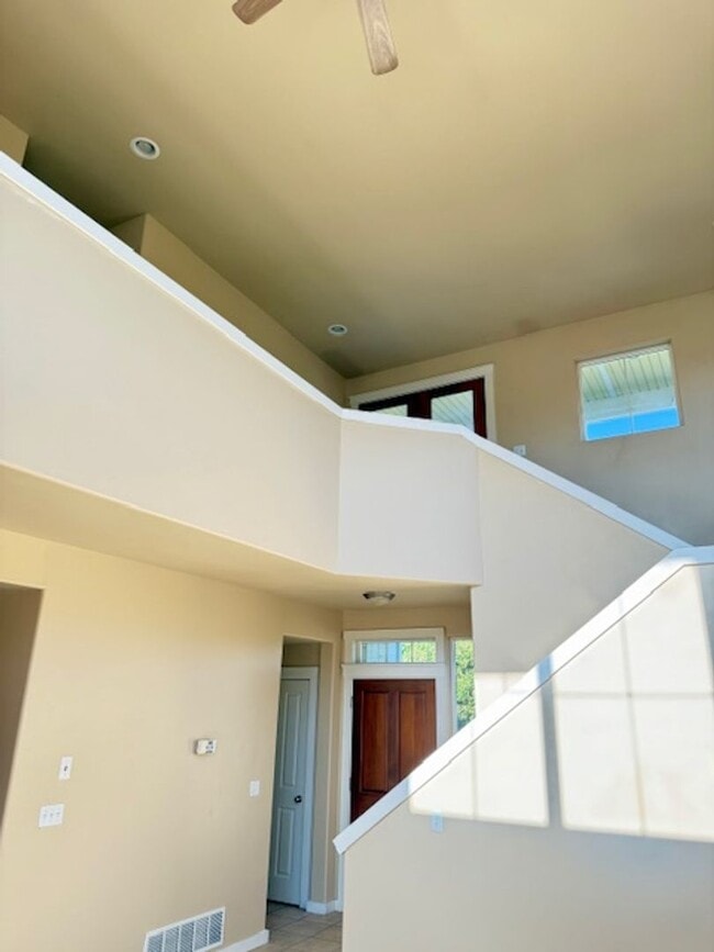 Building Photo - 3 Bedroom 3 Bathroom House Located Near a ...
