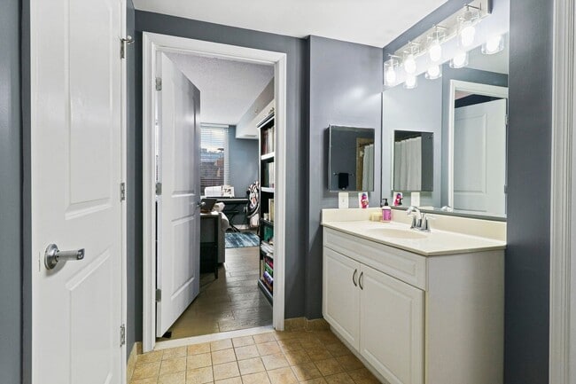 Building Photo - 2 Bedroom 2 Bath Condo Open Floor-plan, Stainless Steel Appliances, Pool, Concierge and More