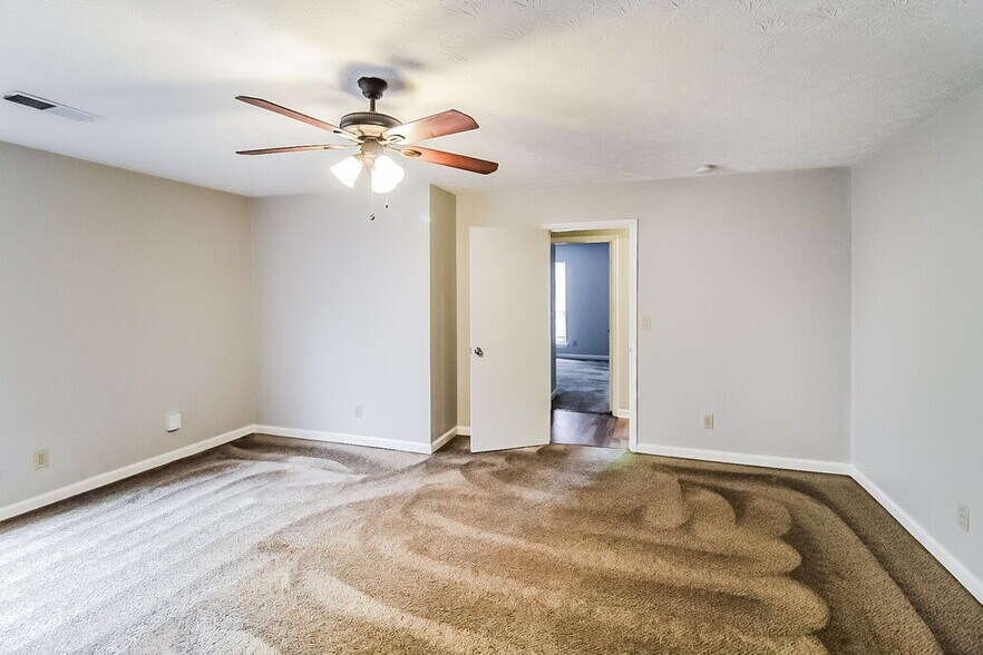 Building Photo - 2468 Mistletoe Ln SW