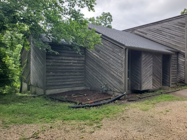Building Photo - Secluded luxury cabin in woods with private lake! Great Central location between Topeka & Lawrenc...