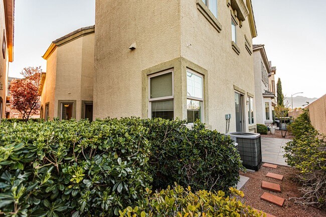 Building Photo - Queensridge Home