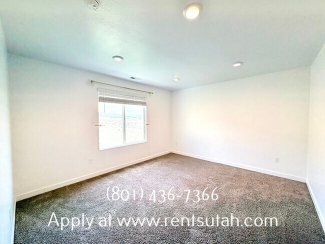 Building Photo - Lovely Santaquin Home