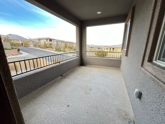 Building Photo - Stunning 3 Bedroom 3 Bathroom in Summerlin...