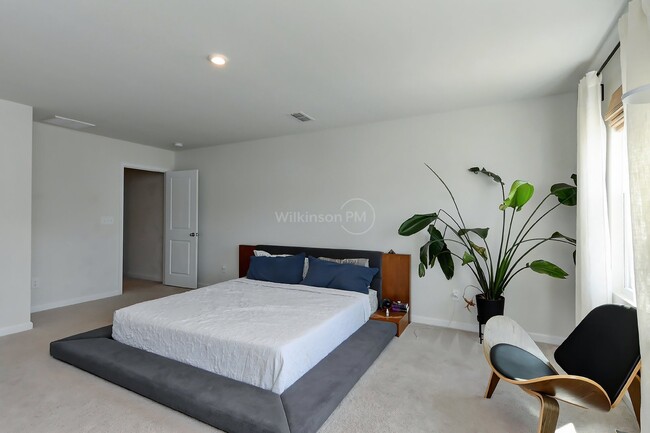 Building Photo - Stunning 4BD/2.5BTH 2-Story Single Family ...