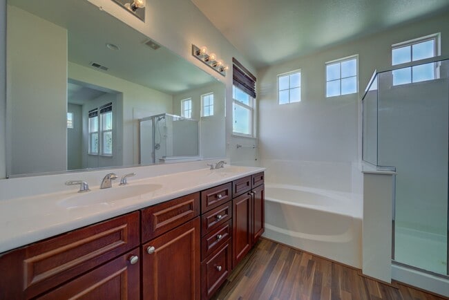 Building Photo - Beautiful 3 Bed/2.5 Bath 2- Story Home