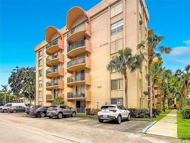 Building Photo - 9350 Fontainebleau Blvd