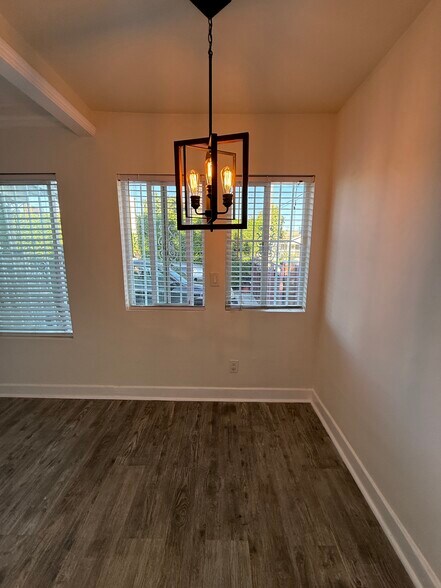 Building Photo - 5313 S Manhattan Pl