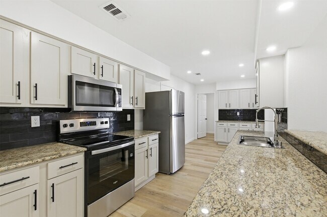 Building Photo - 6808 Beeman Dr