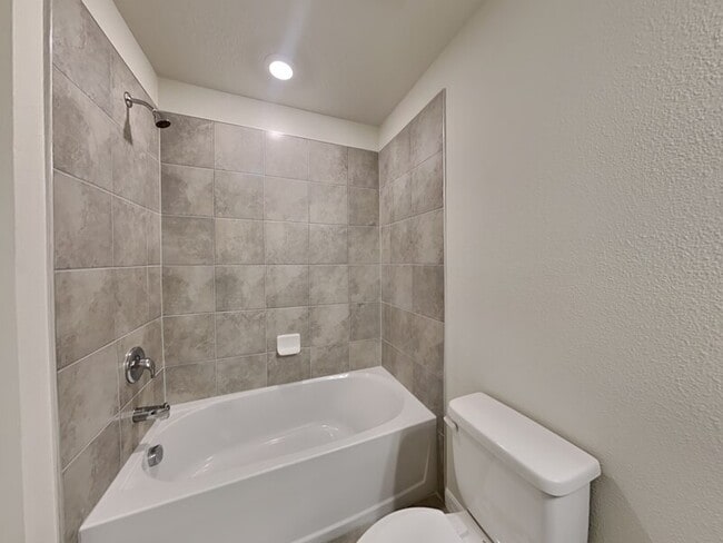 Building Photo - 3109 Emerald Acrs Ln