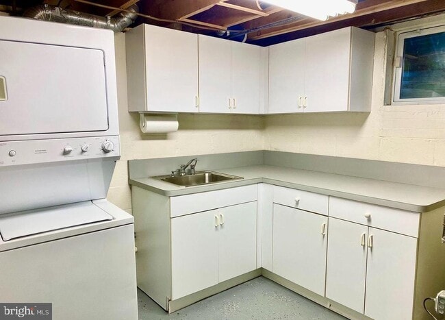 Building Photo - 6201 Hillview Ave