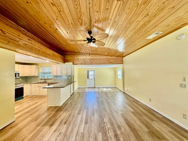 Building Photo - 1401 NE Elizabeth Ave