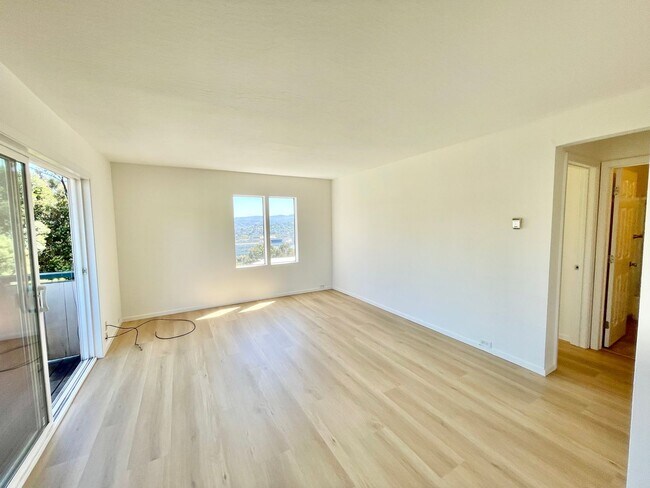 Building Photo - Potrero Hill 1 BR/1BA -  Parking, Laundry,...