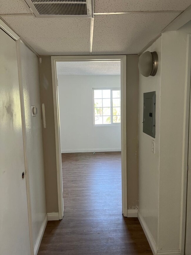 Building Photo - Updated 1BD/1BA Apartment in well maintain...