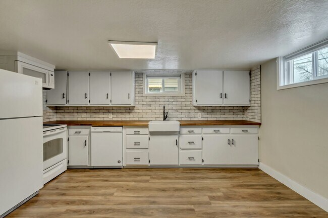 Building Photo - 718 N 100 W St