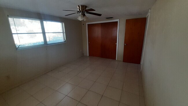 Building Photo - 2/1.5/1 1000 Sq. Ft. Spacious living room, Lanai, fenced in yard, and tile floors thoughout!