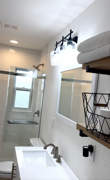 Building Photo - 1317 E 8th St