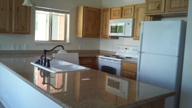 Building Photo - Beautiful Condo in Pheasent Run Condominiums