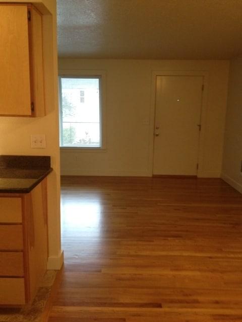 Building Photo - Remodel 1br Fireplace Hardwoods-Great ligh...