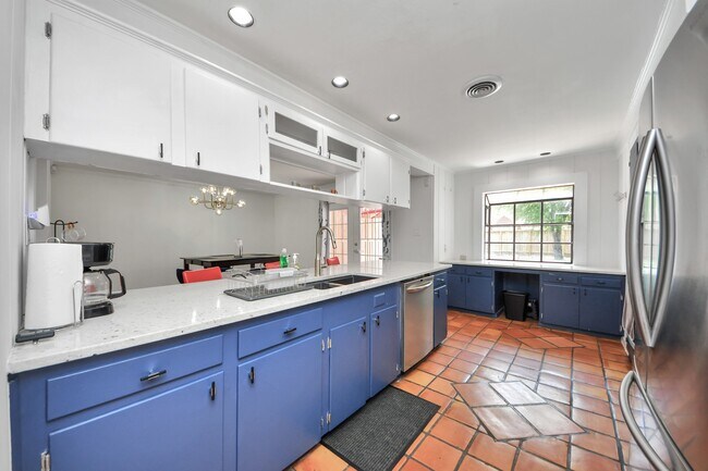 Building Photo - 5139 Beechnut St