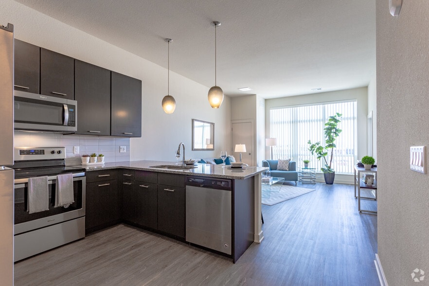 tall 10-foot ceilings - Greenbelt