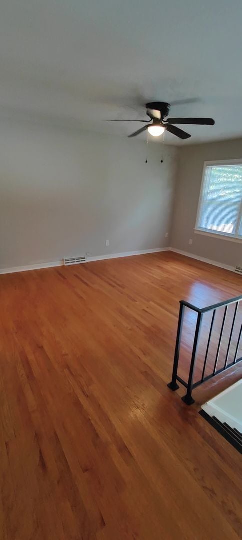 Building Photo - Renovated, Spacious Split Foyer homme