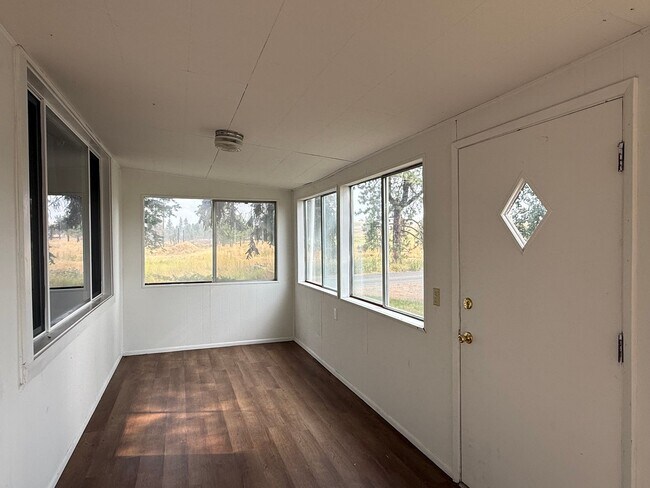 Building Photo - 2 Bedroom 1 Bath 1500 Sq/Ft home on Acreage in Medical Lake with 3 Car Garage & Out Building