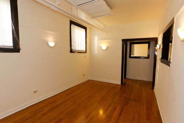 Building Photo - 819 W Waveland Ave