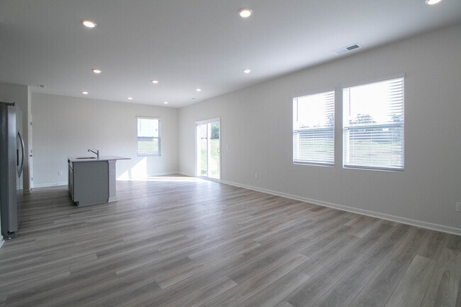 Building Photo - 1247 Ross Farms Blvd
