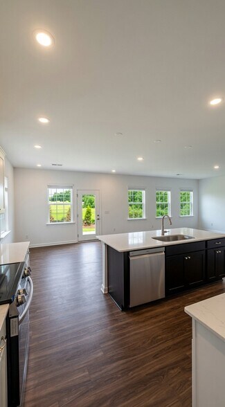 Building Photo - 5537 Hydrangea St