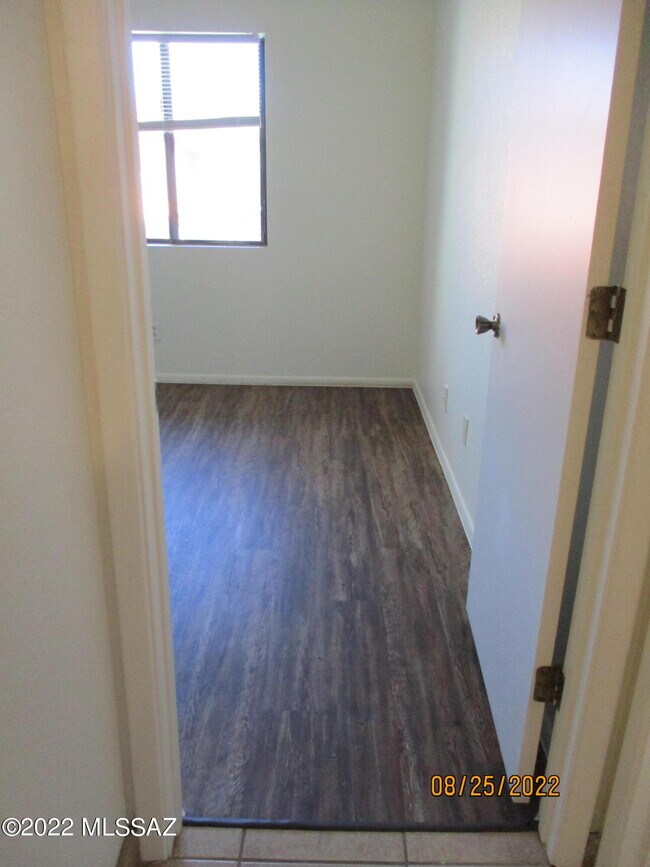 Building Photo - 2166 N Pantano Rd
